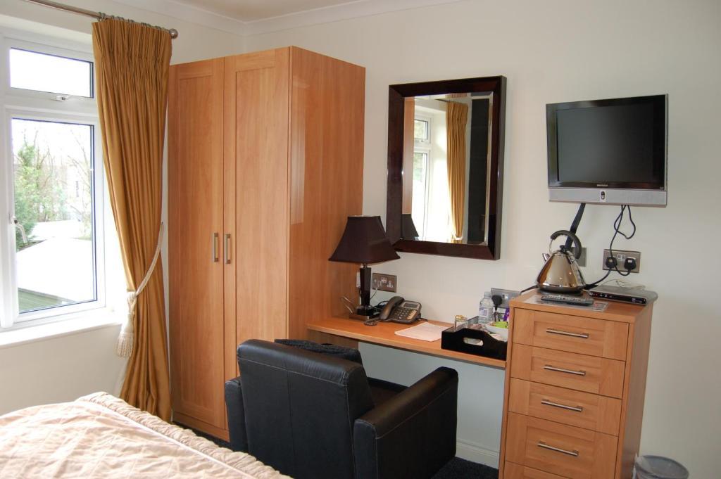 Elizabeth House Hotel Бракнелл Екстер'єр фото