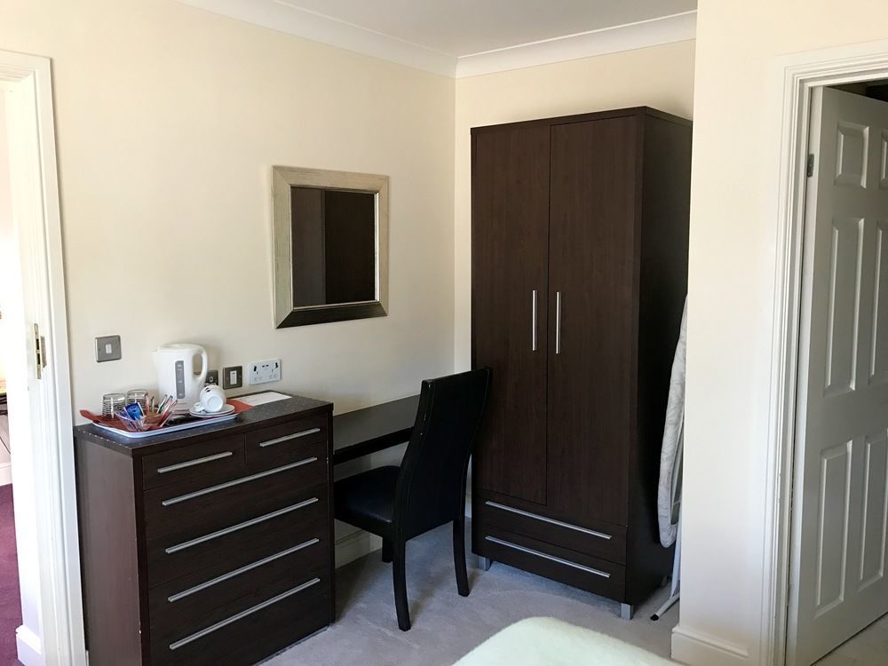 Elizabeth House Hotel Бракнелл Екстер'єр фото